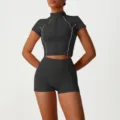 Set top sportivo nero con zip e pantaloncini fitness a vita alta per allenamento. - Nero (Giacca + Pantaloncini)