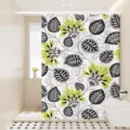 Dettaglio della tenda da doccia con stampa di foglie verdi e fiori per un bagno moderno ed elegante. - Stile moderno 05