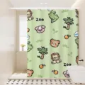 Detalle de la cortina de ducha con lindos motivos de animales dibujados a mano en un baño moderno. - [Cortina Única] Ancho 80x Alto 180 + Ganchos + Corbatas / León Cocodrilo de Dibujos Animados 02