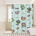 Vista detallada de la bonita cortina de ducha con estampado animal y tela impermeable. - [Cortina Única] Ancho 80x Alto 180 + Ganchos + Corbatas / León Cocodrilo de Dibujos Animados 03