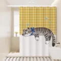 Vue de détail du rideau de douche imperméable chat motif grille jaune dans salle de bain. - Dos de Chat 16