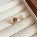 Detaillierte Nahaufnahme eines unregelmäßigen Offenen Rings mit Tigerauge und Zirkoniasteinen. - Offenes Design / Gold