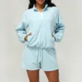 Conjunto deportivo texturizado azul claro de mujer con chaqueta y short de moda - S / Parte Superior e Inferior / Azul cielo