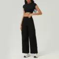 Γυναικείο μαύρο σετ με crop top και cargo παντελόνι, μοντέρνο αμερικανικό streetwear outfit. - S (Συνιστώμενη 42.5-50kg) / Επάνω and Κάτω Μέρος / Premium Μαύρο
