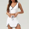 Conjunto deportivo blanco de dos piezas con top corto con cuello en V y falda elegante. - M (Sugerido 52.5-55kg) / Parte Superior e Inferior / Blanco Cisne