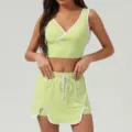 Conjunto deportivo verde con top corto de cuello en V y falda con cordón ajustable. - S (Sugerido 40-52.5kg) / Parte Superior e Inferior / Verde matcha