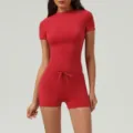 Ensemble de sport rouge pour femme avec haut à manches courtes et short à cordon de serrage. - S / Haut et Bas / Rouge Ardent