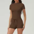 Ensemble de sport yoga marron pour femme, comprenant un haut court ajusté et un short assorti. - S / Haut et Bas / Café