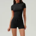 Ensemble de yoga fitness pour femmes haut de sport noir à manches courtes et short - S / Haut et Bas / Noir