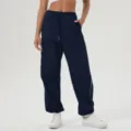Pantalón deportivo casual azul marino con rayas en contraste, cordón y bolsillos. - S / Azul Marino