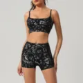 Conjunto deportivo de mujer con estampado plateado, top corto y shorts, ideal para yoga y fitness. - S / Conjuntos / Negro Premium