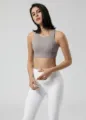Detalle de cerca del sujetador deportivo gris y los pantalones de yoga blancos estudio. - S / Tops / Púrpura lavanda