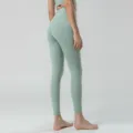 Vue détaillée des leggings de yoga taille haute galbants avec un tissu extensible de qualité. - S / Vert romarin