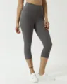 Detailaufnahme von High-Waist Capri-Yogahose, weicher Stoff, bequeme Passform. - Hell Lotosgrau