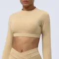 Damen Langarm Crop Yoga Oberteil in Beige, enganliegendes Sport T-Shirt für Fitness und Training. - L / Oberteile / Hellbraun