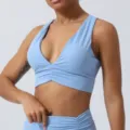 Soutien-gorge de sport yoga froncé bleu clair col en V, confortable et doux pour femme. - L / Hauts / Bleu Ciel