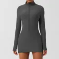 Vestido mameluco de yoga deportivo de canalé gris oscuro con manga larga y media cremallera. - M / Vestidos / Gris oscuro