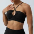 Soutien-gorge de sport noir croisé, haut de yoga élégant avec découpe pour femmes. - XL / Hauts / Noir