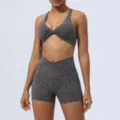 Set yoga stampato leopardo grigio, reggiseno sportivo incrociato e pantaloncini alti. - Taglia M / Sopra e Sotto / Grigio chiaro