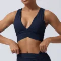 Soutien-gorge de sport froncé col en V bleu foncé et legging assorti pour fitness et yoga. - Bleu Marine