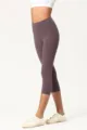 Hohere Cropped Yogahose in Grau-Lila, bietet eine bequeme Passform fur das Training. - Lolan Gray