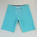 Dettagli in primo piano di pantaloncini da bagno azzurri con comodo elastico in vita e cordino. - Blu