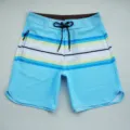 Vista di dettaglio dei pantaloncini da bagno azzurri da uomo con righe e comoda coulisse. - 068# Blu chiaro