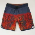 Vista di dettaglio dei pantaloncini da mare da uomo con stampa batik, coulisse e tasca con zip. - 34 / 072# Rosso