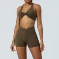 Set yoga verde oliva scuro, reggiseno sportivo incrociato a vita alta e pantaloncini. - Taglia S / Sopra e Sotto / Verde militare