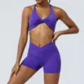 Set yoga viola in due pezzi da donna, reggiseno sportivo incrociato e pantaloncini a vita alta. - Taglia L / Sopra e Sotto / Viola