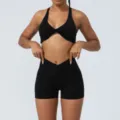 Variante set yoga nero, eleganti pantaloncini a vita alta incrociati e top halter. - Taglia S / Sopra e Sotto / Nero