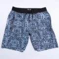Vue détaillée de short de bain homme avec motif numérique, taille élastique et poche zippée. - 30 / Bleu clair