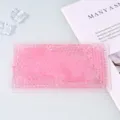 Vista detallada de la compresa fría y caliente de perlas de gel rosa con PVC transparente. - Rosa