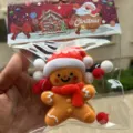 Jouet anti-stress bonhomme en pain d'épices de Noël avec bonnet de Père Noël doux. - Bonhomme de Pain d'Épice