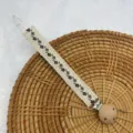 Detailaufnahme der vintage Blumen Bestickung Schnullerkette, rustikaler Baby Clip Stossfest. - Beige Floral