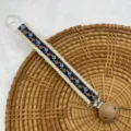 Vintage ländlicher Stil Baby Schnullerband mit Blumenstickerei und Holzperlen Clip. - Dunkelblau