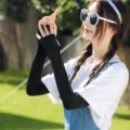 Manches de protection solaire noires en tissu de soie glacée, protège-bras anti-UV. - Modèle à boucle de doigt / Noir