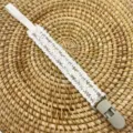 Attache-tétine en dentelle blanche de détail, parfait pour les jouets de dentition bébé. - Clip en Plastique / Light jaune