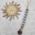 Catenella portaciuccio in silicone con perline grigie e clip in legno. Dettaglio sole. - Puntini Grigi