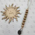 Set clip ciuccio in silicone con carta milestone sole in legno accessorio dettaglio. - Marrone
