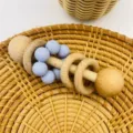 Sonajero de bebe artesanal de madera con cuentas de silicona azul juguete calmante SKU - Azul con Lunares