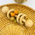 Χειροποιητο ξυλινο σιλικονικο κουδουνιστρα μωρου αισθητηριο παιχνιδι με φυσικες ξυλινες χαντρες - Πορτοκαλί και λαδί
