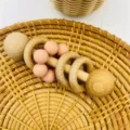 Handgemachte Holz Silikon Baby Rassel Beissring mit glatten Perlen und Greifling. - Rosa