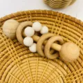 Holz Silikon Baby Rassel, Naturholzgriff mit weissen Silikonperlen als ideales Baby Spielzeug. - Beige