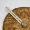 Vintage ländlicher Stil bestickte Spitze Baby Schnullerclip mit Holzperle und Metallverschluss. - Grün Rosa