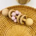 Natürliches Holz Silikon Baby Rassel Spielzeug, sichere Beißring Variante mit rosa Perlen. - Hellviolette Punkte