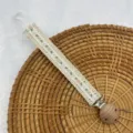 Vintage ländlicher Schnullerclip mit zarter Blumenstickerei Stoffband und Holzperle. - Rosa Grün auf Beige