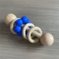 Holz Silikon Baby Rassel Beissring Spielzeug mit natuerlichen Holzringen und blauen Perlen. - Saphirblau