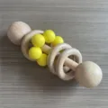 Holz Silikon Baby Rasselspielzeug in Naturholz und gelben Perlen Variante für Babys. - Leuchtgelb