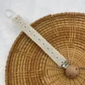 Vintage bestickter Blumen Schnullerclip mit Holzperle, süßes Babyschnuller-Hängeband. - Weiß Geblümt